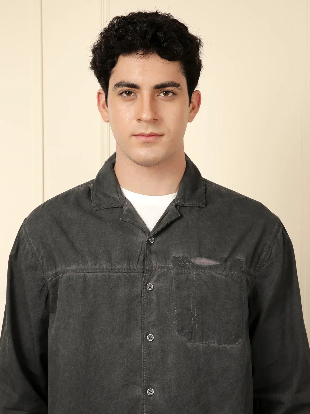 Cuban Collar Relaxed Shirt in Black - Image 5