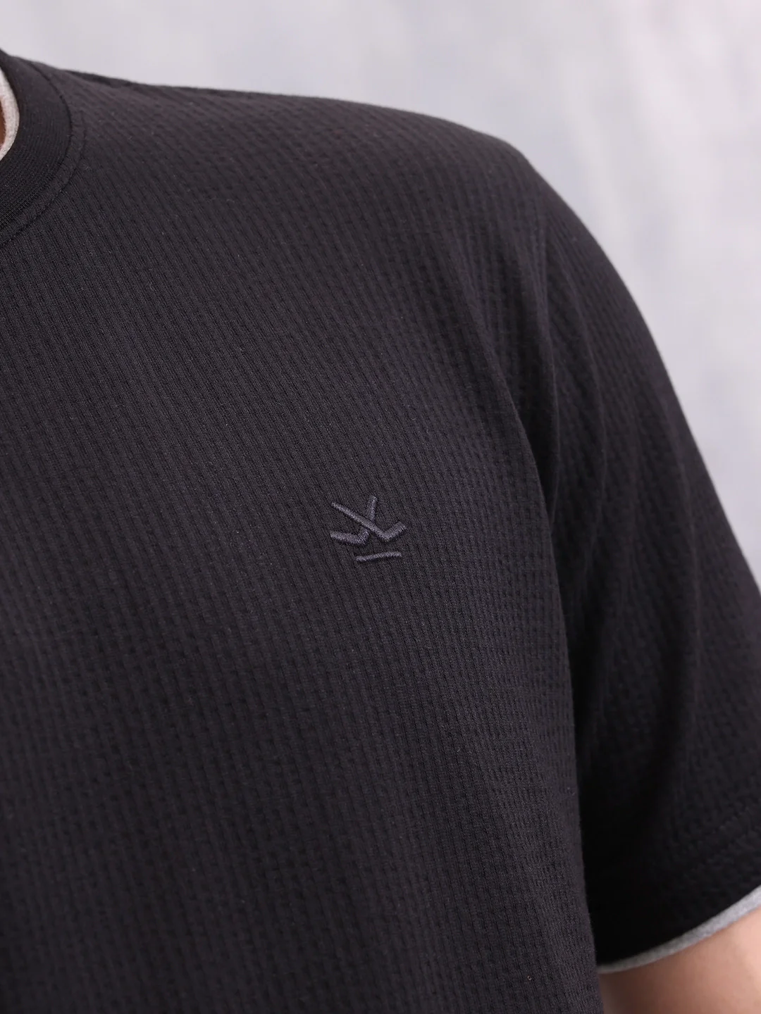 Knitted Structured Men Casual Slim Fit T-shirt | Black - Image 5