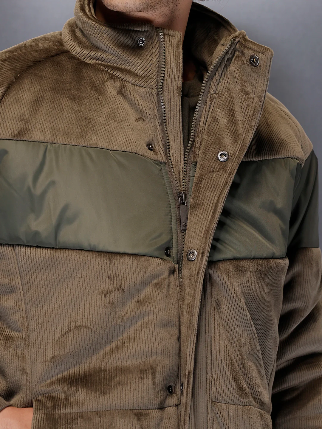 Men’s textured corduroy puffer with contrast panels | Dark olive - Image 4