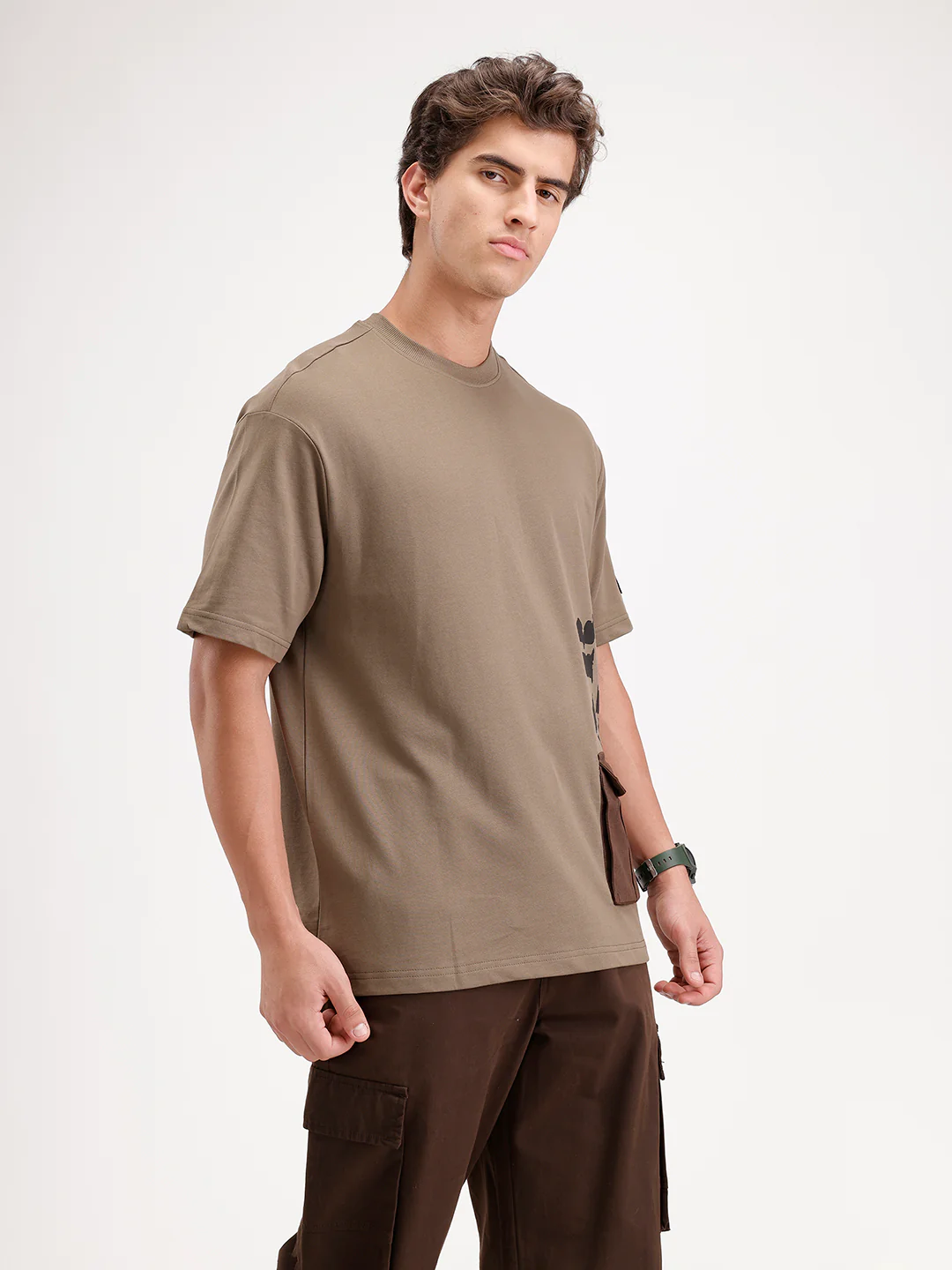Men's contemporary oversized t-shirt with printed accent and flap pocket | Olive - Image 4