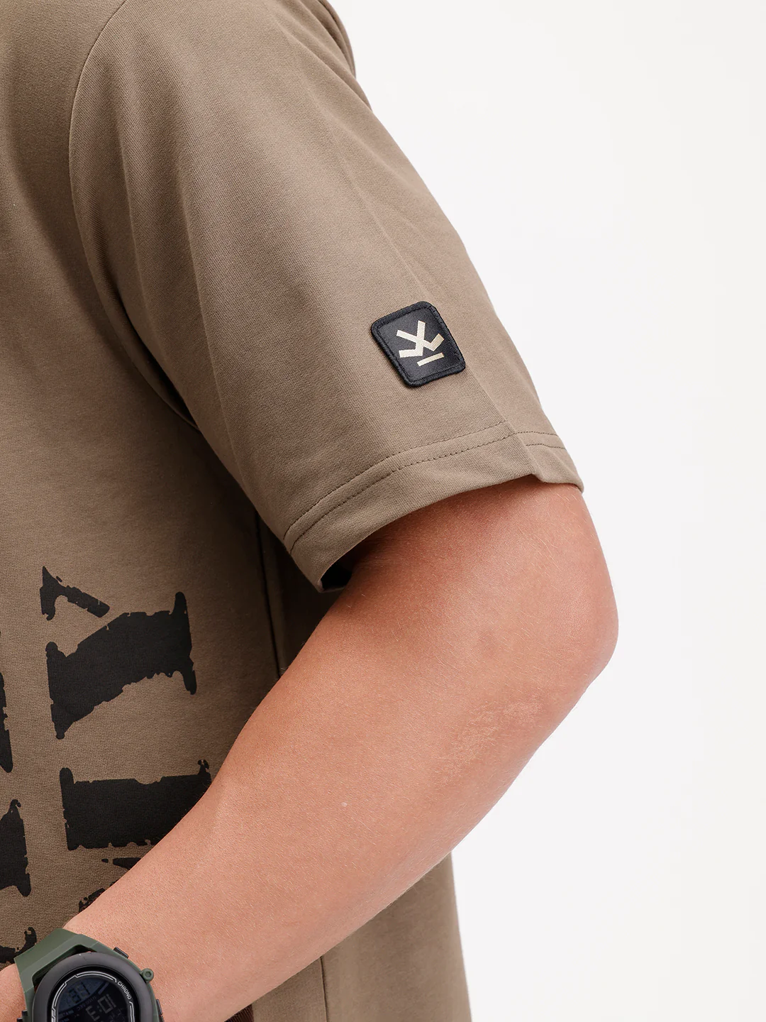 Men's contemporary oversized t-shirt with printed accent and flap pocket | Olive - Image 6